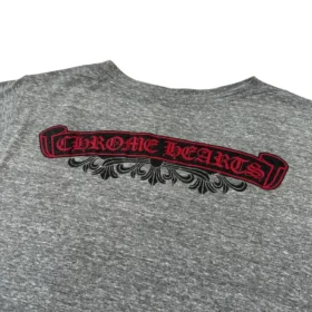Tricou Chrome Hearts cu guler în V și imprimeu pe spate, gri/roșu